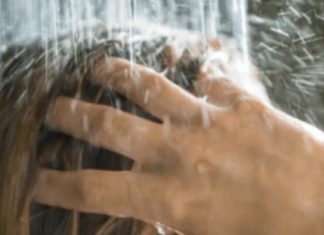 A është më mirë të bësh dush në mëngjes apo në mbrëmje?