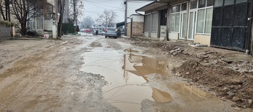 Punime para zgjedhjeve, baltë pas tyre: Rruga ‘Shtipska’ në Tetovë ende pa asfalt