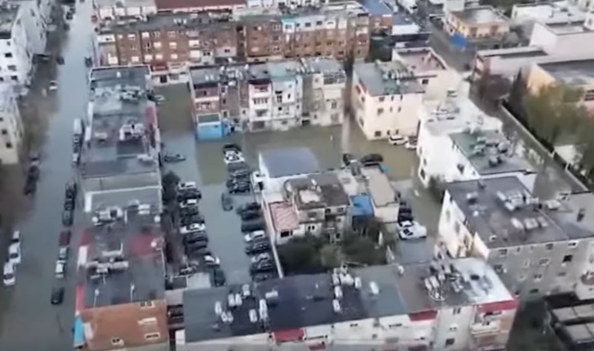 Vërshime në Shqipëri  Durrësi  nën ujë   Rreth 800 shtëpi janë përmbytur