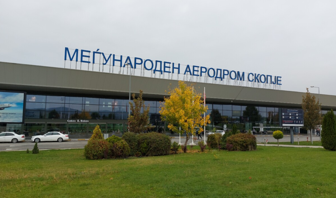 Rrahje në avionin që erdhi nga Gjermania  Shkupjani dhe gjermani në njërën anë  kumanovari në anën tjetër 