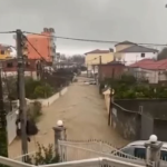 Reshje të dendura në Shqipëri! Përmbytje në disa qytete
