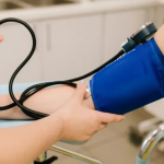 Info Shqip: Pozicioni i gabuar i dorës gjatë matjes së tensionit jep rezultate të rreme: Kjo është e vetmja mënyrë e saktë