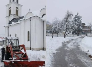 Gjest i bukur në BeH, një mysliman pastron rrugën dhe hyrjen e kishës për festën e Krishtlindjes