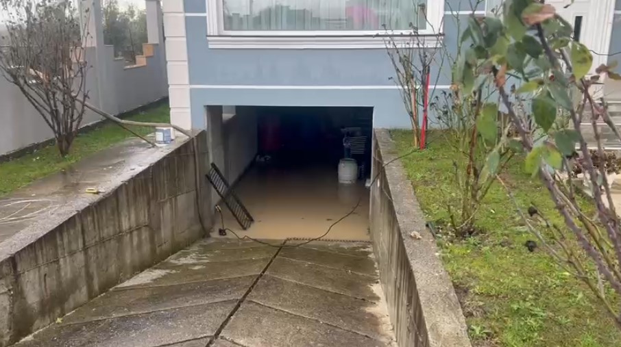 Situata e rreshjeve në Elbasan  15 banesa të përmbytura  probleme me energjinë elektrike