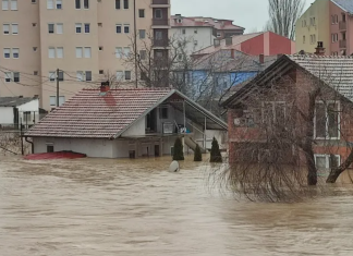 Vërshime në disa rajone të Kosovës, lumenjë dalin nga shtrati (VIDEO)