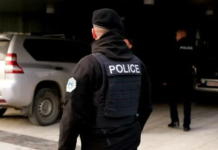 Policia e Kosovës konfiskon fishekë, maska ushtarake e uniforma me simbole të Serbisë në Leposaviq