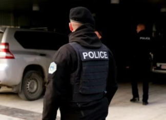 Policia e Kosovës konfiskon fishekë, maska ushtarake e uniforma me simbole të Serbisë në Leposaviq