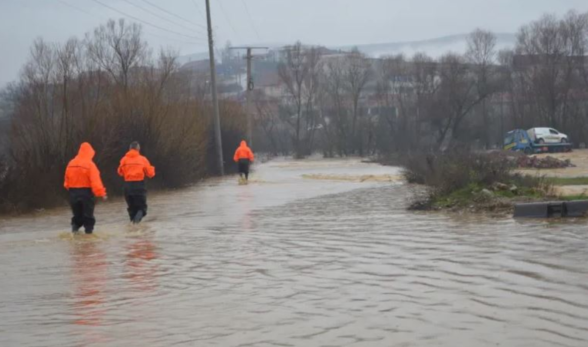 Vërshime në Kosovë  gjendje e jashtëzakonshme në dy komuna  Shtyhet fillimi i gjysmëvjetorit të dytë
