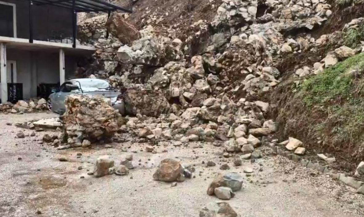 Vërshimet shkaktojnë shembjen e murit  dëmtohen shtëpi e vetura në rrugën 146 në Tetovë