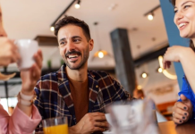 Si t’ju duan njerëzit që në takimin e parë: 8 truke të thjeshta psikologjike që krijojnë afërsi