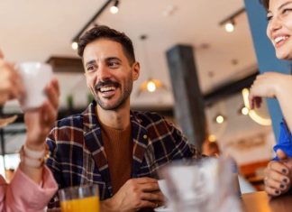 Si t’ju duan njerëzit që në takimin e parë: 8 truke të thjeshta psikologjike që krijojnë afërsi