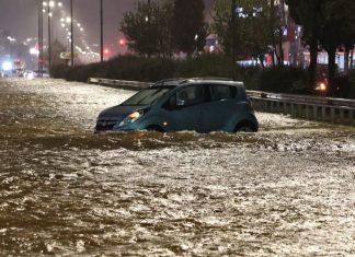 Moti i keq përfshin Greqinë, rrugët e Athinës shndërrohen në lumenj të rrëmbyer (VIDEO)
