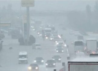 Kaos në autostradën Tiranë-Durrës, makinat të bllokuara në mes të ujit (VIDEO)