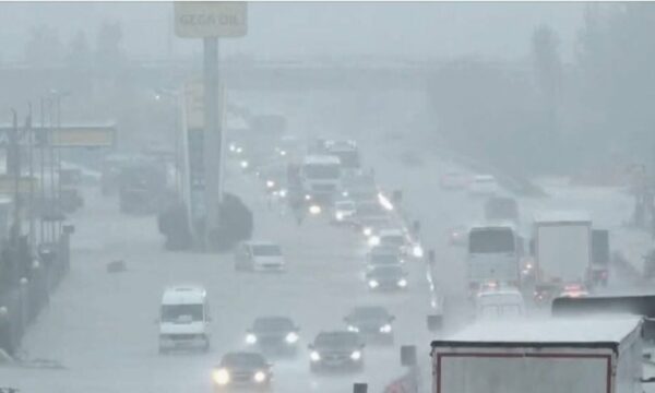 Kaos në autostradën Tiranë Durrës  makinat të bllokuara në mes të ujit  VIDEO 