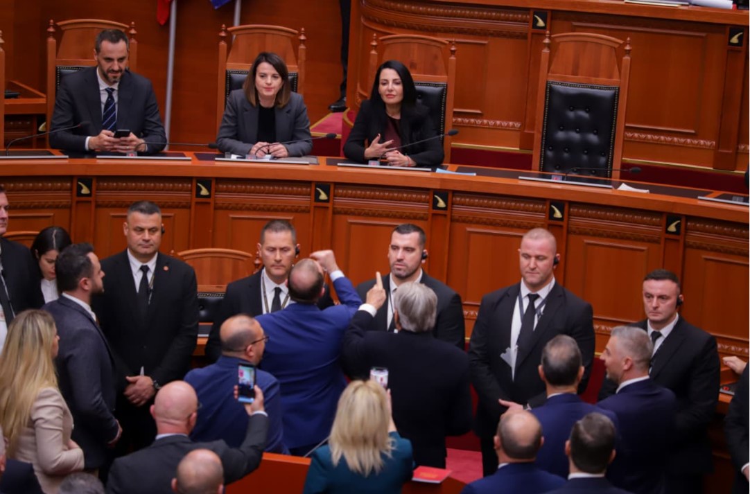  Po të jetë burrë  le të vijë Rama    Berisha shpërthen  Siç dorëzuat Veliajn  do dorëzoni dhe Belindën