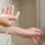 Përgjigjja nuk është aq e thjeshtë, a duhet të bëni dush në mëngjes apo në mbrëmje?