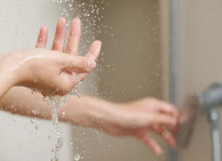 Përgjigjja nuk është aq e thjeshtë, a duhet të bëni dush në mëngjes apo në mbrëmje?