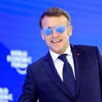 ‘Çfarë ndodhi? E pashë me syze dielli’, Trump tallet me Macron: U përpoq të dukej i ashpër, rrëfen përplasjen