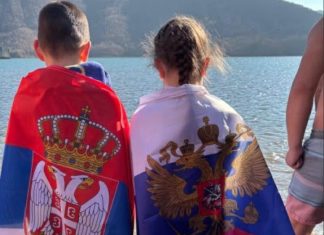 Flamujt rusë në Ujman ngrenë alarmin e sigurisë – festë fetare apo provokim i orkestruar?