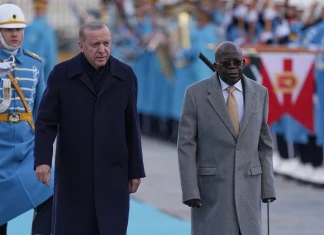 U prit me ceremoni zyrtare në Turqi, presidenti i Nigerisë rrëzohet para syve të Erdogan (VIDEO)