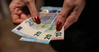 Info Shqip: Pagat minimale në vitin 2026: Cilat vende paguajnë më shumë në të gjithë Evropën?