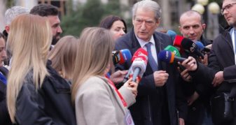 Info Shqip: A do të qëndroni nesër në shesh? Berisha: Skenari i protestës është misteri më i madh