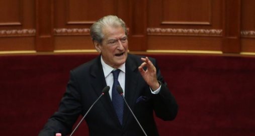 Info Shqip: Berisha kërcënon socialistët: 20 shkurti është fundi juaj! Qytetarët do t’ju groposin në Lanë!