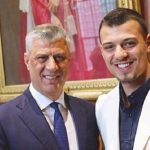 Info Shqip: Prapaskenat e gjyqit në Hagë, djali i presidentit Hashim Thaçi nuk ka marrë pjesë në asnjë seancë,gazetari zbulon arsyen