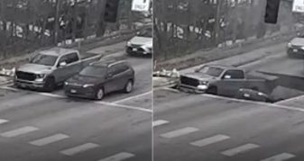 Info Shqip: Pamje të frikshme! Momenti kur një gropë ‘gëlltit’ dy makina në një rrugë në SHBA