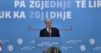 Info Shqip: Policia nuk mori përsipër tubimin e opozitës, Berisha: Akt provokimi, ne nuk kemi banditë