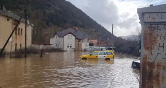 Info Shqip: Përmbytje masive në Kërçovë, qindra banorë largohen nga shtëpitë
