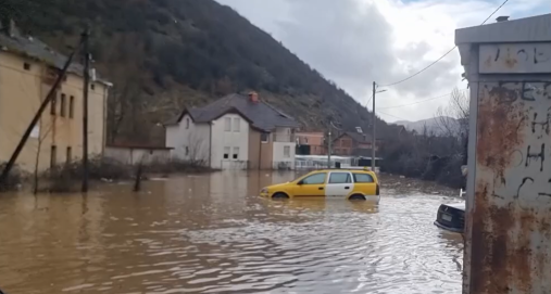 Info Shqip: Përmbytje masive në Kërçovë, qindra banorë largohen nga shtëpitë