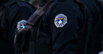 Info Shqip: Gjenden granata dore dhe uniforma policore në Zubin Potok (FOTO)