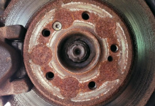 Çfarë ndodh me frenat kur vetura funksionon për një kohë të gjatë?