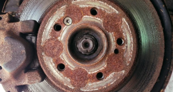 Info Shqip: Çfarë ndodh me frenat kur vetura funksionon për një kohë të gjatë?