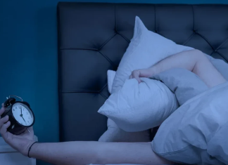 Zgjoheni në mes të natës? Aplikoni këto metoda për të fjetur përsëri