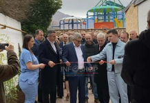 Fisnik Mela dhe Ali Ahmeti së bashku presin shiritin e inaugurimit në Banjat e Dibrës