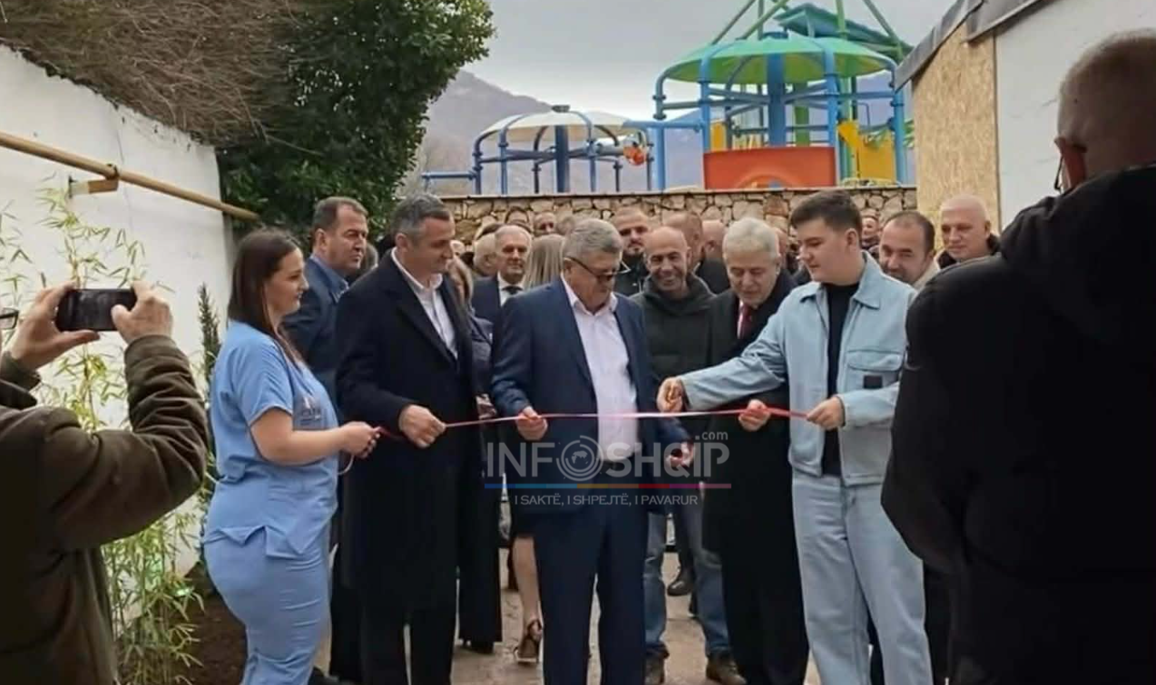 Fisnik Mela dhe Ali Ahmeti së bashku presin shiritin e inaugurimit në Banjat e Dibrës