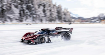 Info Shqip: Bugattin nuk e ndal as i ftohti, më së miri e dëshmon kjo video