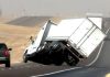 Momenti kur erërat e forta përmbysin një kamion në autostradën e Teksasit (VIDEO)
