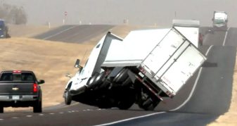 Info Shqip: Momenti kur erërat e forta përmbysin një kamion në autostradën e Teksasit (VIDEO)