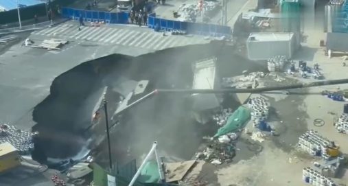 Info Shqip: Moment i frikshëm, pamjet kur një gropë e madhe hapet dhe përpin një pjesë të rrugës (VIDEO)