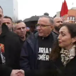 Info Shqip: Vjosa Osmani i bashkohet marshit “Drejtësi, jo politikë”! Përshëndetet me djalin e Hashim Thaçit