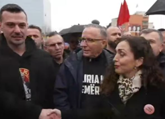 Vjosa Osmani i bashkohet marshit “Drejtësi, jo politikë”! Përshëndetet me djalin e Hashim Thaçit