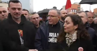 Info Shqip: Vjosa Osmani i bashkohet marshit “Drejtësi, jo politikë”! Përshëndetet me djalin e Hashim Thaçit