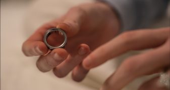 Info Shqip: Ç’është kjo unazë që po u kërkohet ta përdorin të gjithë në SHBA?