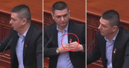 Info Shqip: “Ma ka dhënë kryeministri i Shqipërisë, kur të ma jepni ju do ta mbaj”, Mickoski i dhuron flamurin e Maqedonisë deputetit Riad Shaqiri