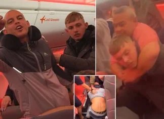 Përleshja masive në fluturimin nga Turqia për në Mançester – momentet pak para se të ndodhte ‘përplasja e madhe, e cila la gjak në dysheme’