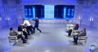 Info Shqip: Përplasje fizike në mes Berat Buzhalës dhe Albatros Rexhajt gjatë debatit LIVE