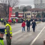 Rifat Jashari nderohet me brohoritje e duartrokitje gjatë parakalimit të FSK-së dhe Policisë